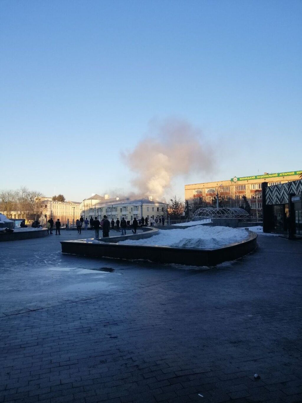 Навпроти Вінницького універмагу пожежа. Є постраждала (фото)