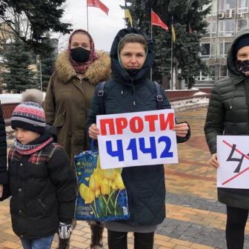 У центрі Вінниці влаштували мітинг проти примусової вакцинації від COVID-19