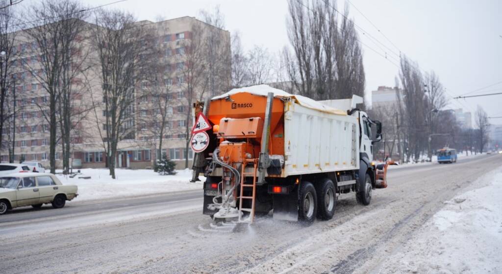 Комунальники цілодобово розчищають Вінницю від снігу