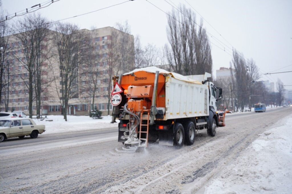 Комунальники цілодобово розчищають Вінницю від снігу