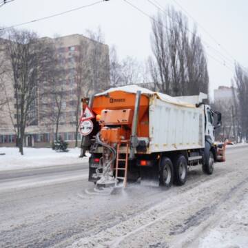 Комунальники цілодобово розчищають Вінницю від снігу