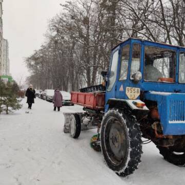 Понад 350 двірників у Вінниці прибирають сніг з тротуарів