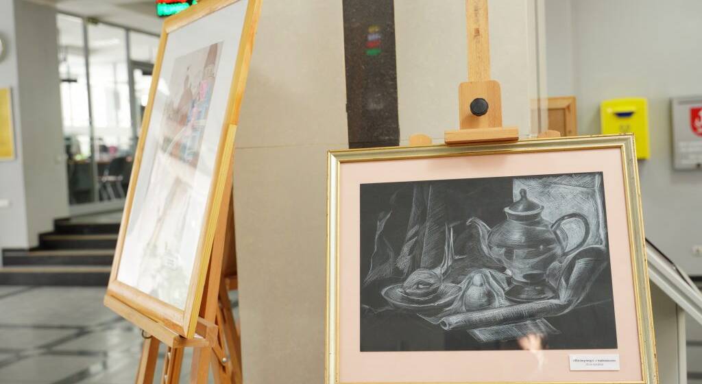 Юна вінничанка презентувала власну художню виставку
