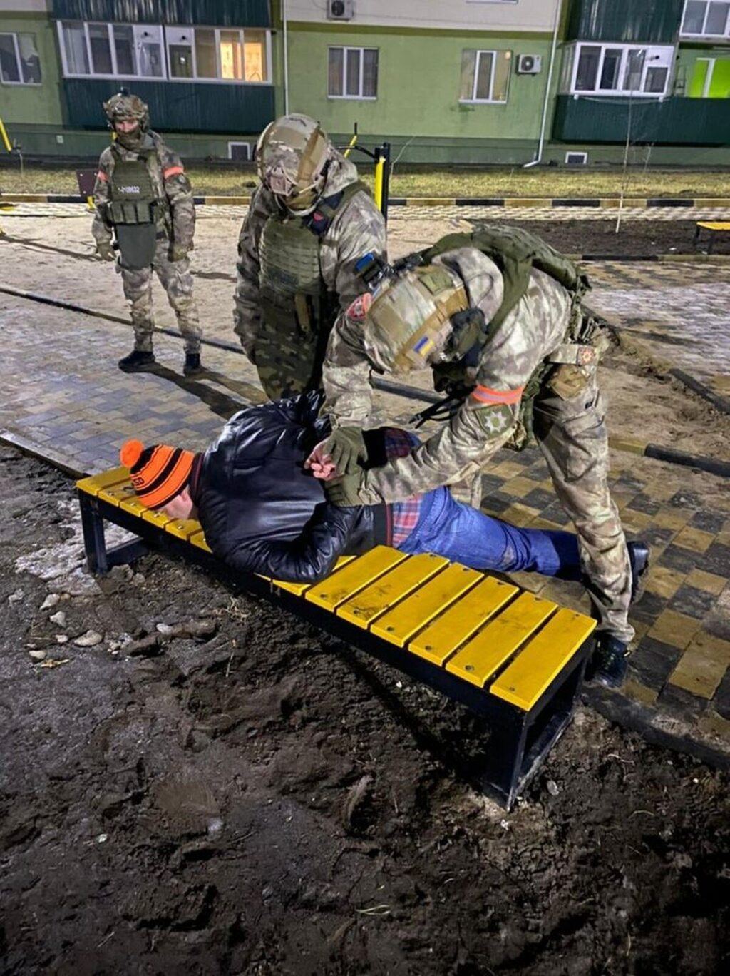 На Вінниччині чоловік влаштував стрілянину з автомату та знеструмив населений пункт