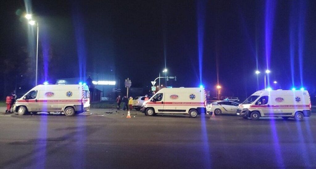 Суд закрив справу проти водія карети швидкої допомоги, який на службовому авто потрапив у ДТП з машиною чоловіка, який м