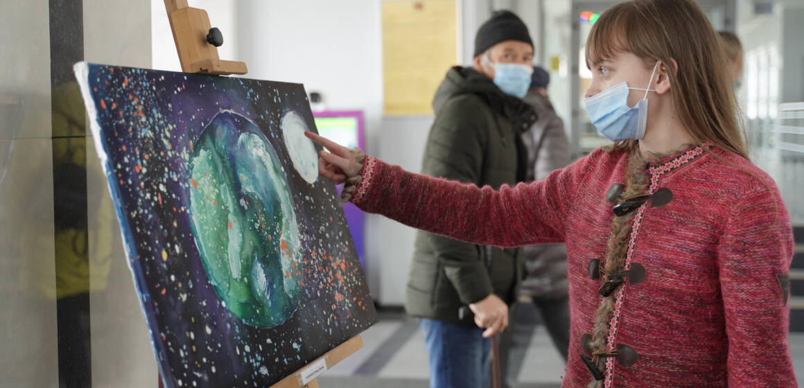 У приміщенні міськради відкрили виставку робіт дітей з інвалідністю “Запали місто синім”