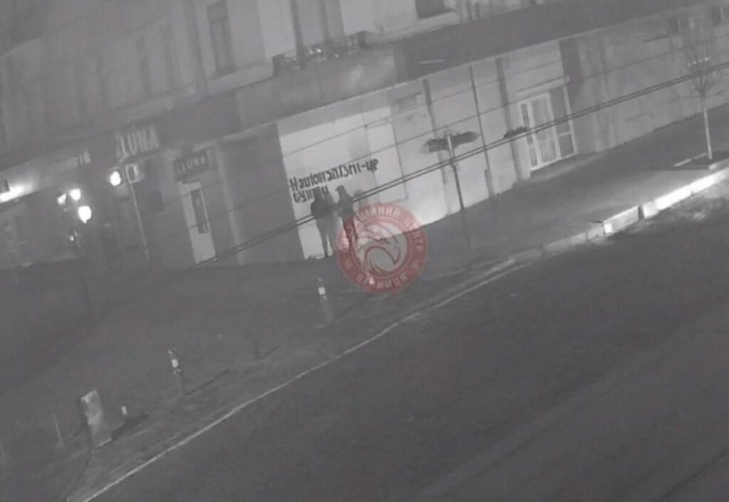 У Вінниці спіймали двох молодих людей, які розмалювали стіну перед міськрадою