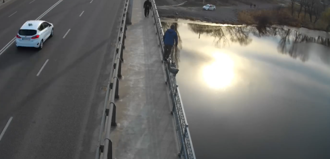 100 гривень за стрибок з мосту: вінницькі патрульні запобігли безглуздому нещасному випадку