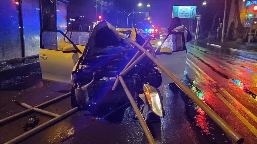 У Вінниці пяний водій зніс металеву огорожу та пошкодив зупинку