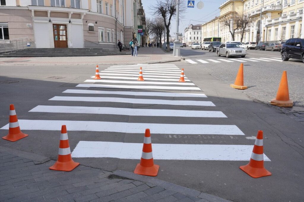 Міські комунальники оновлюють дорожну розмітку