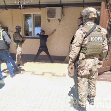 Поліціянти ліквідували злочинне угруповання, яке займалось виготовленням та розповсюдженням наркотиків у трьох областях України
