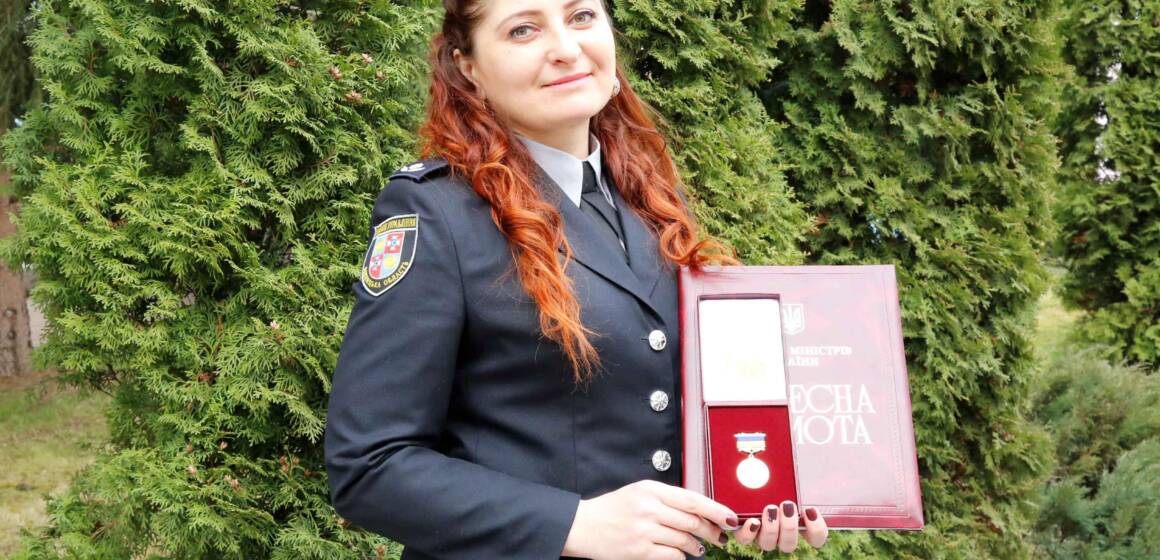 “До приїзду швидкої надала першу допомогу, чим врятувала життя”: у Вінниці відзначили поліцейську