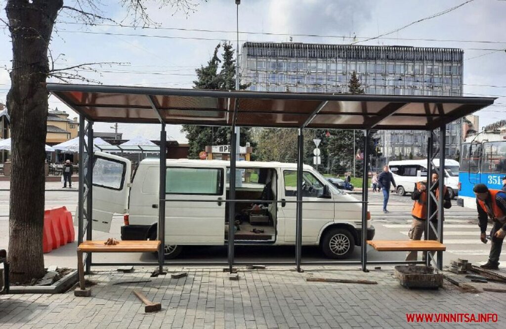 На Соборній встановлюють нову сучасну зупинку