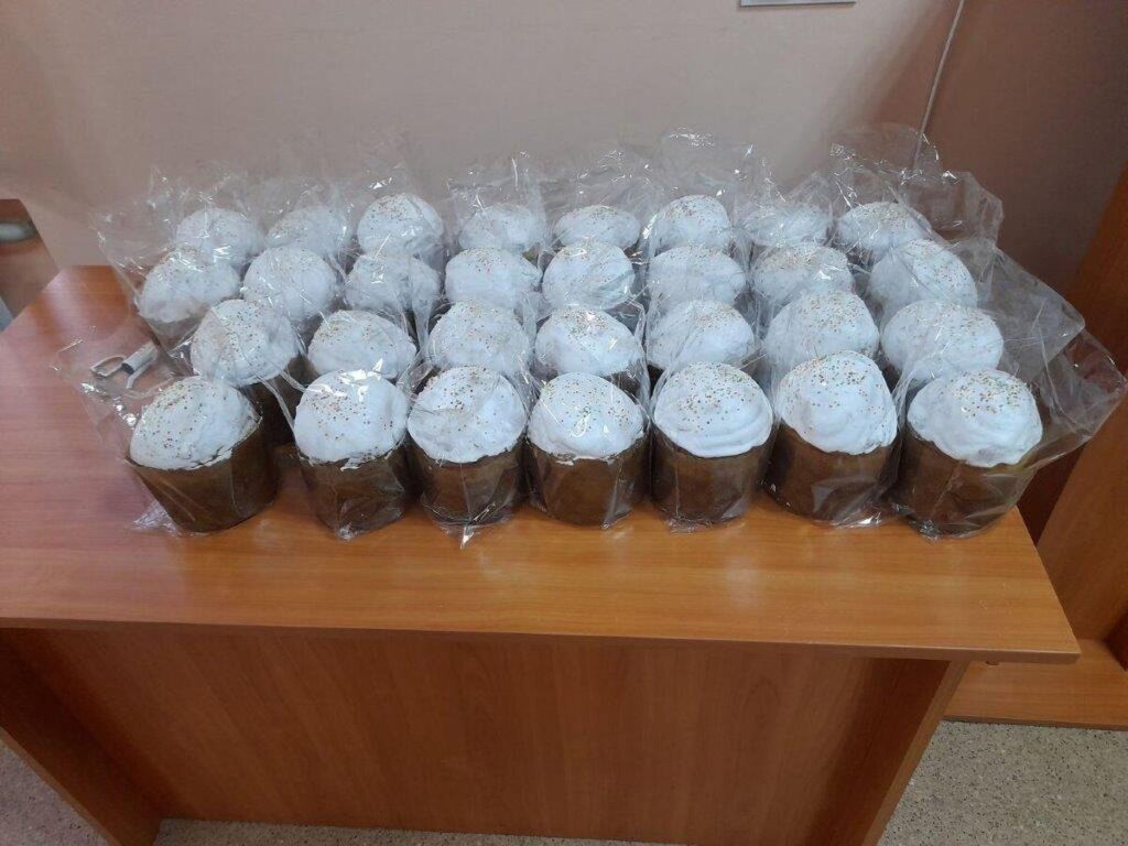 У Вінниці самотні літні городяни отримали великодні подарунки