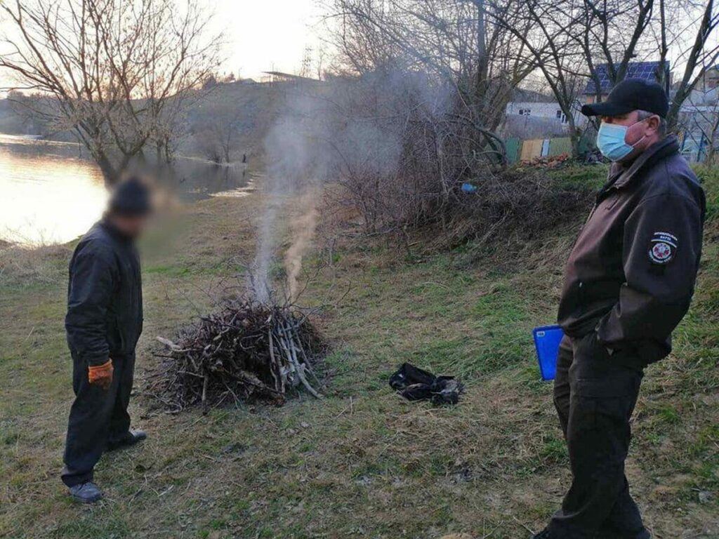 У Вінниці продовжують штрафувати паліїв листя