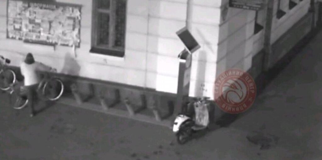 У центрі Вінниці пяний чоловік намагався пошкодити майно міста