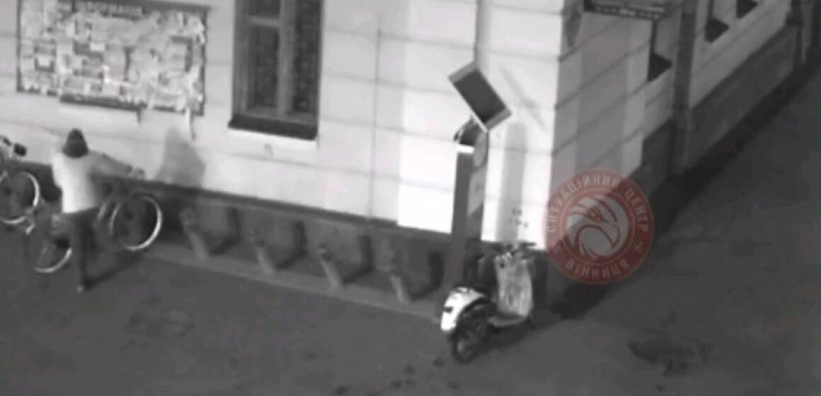У центрі Вінниці п’яний чоловік намагався пошкодити майно міста
