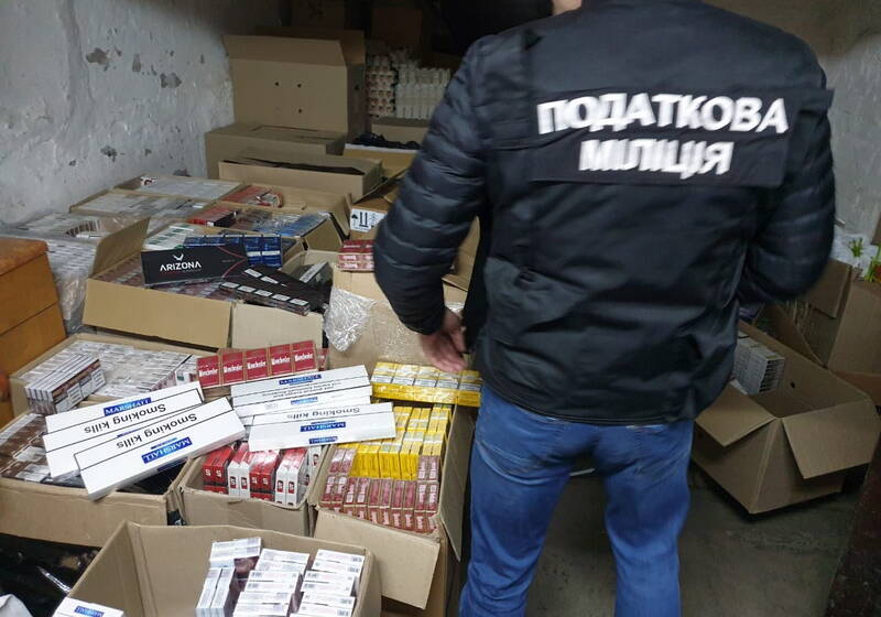 У Вінниці викрили підпільний склад цигарок