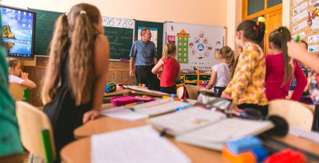 Після вихідних усі вінницькі учні повертаються за парти