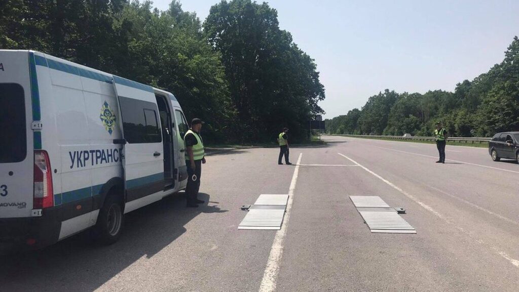 На дорогах Вінниччини обмежили рух вантажівок