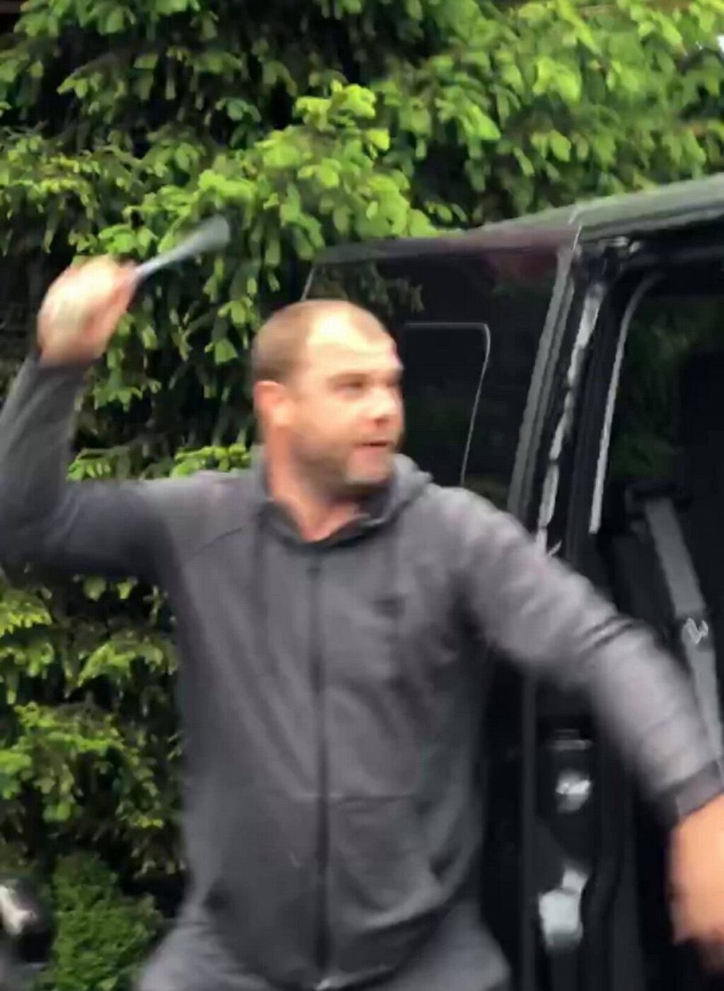 Поламав посох та свічки: у Вінниці чоловік побив автомобіль предстоятеля церкви московського патріархату