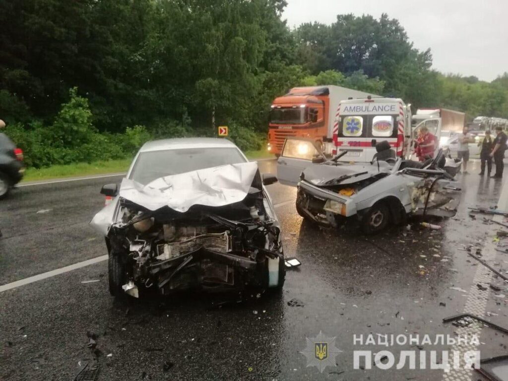 У ДТП на Вінниччині зіткнулися три автівки