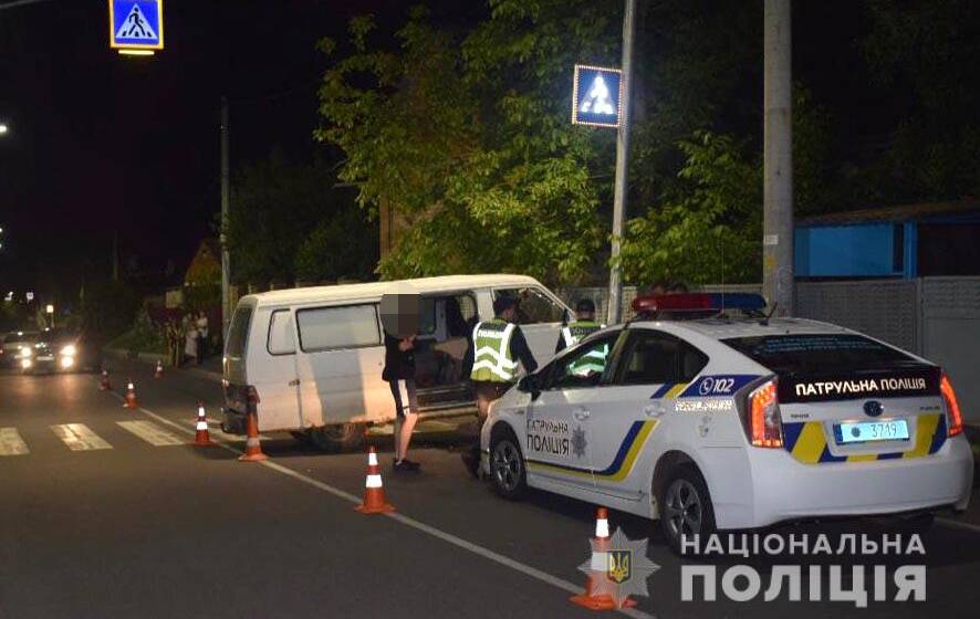 У Вінниці розшукують водія мікроавтобуса, який травмував двох людей та зник з місця ДТП