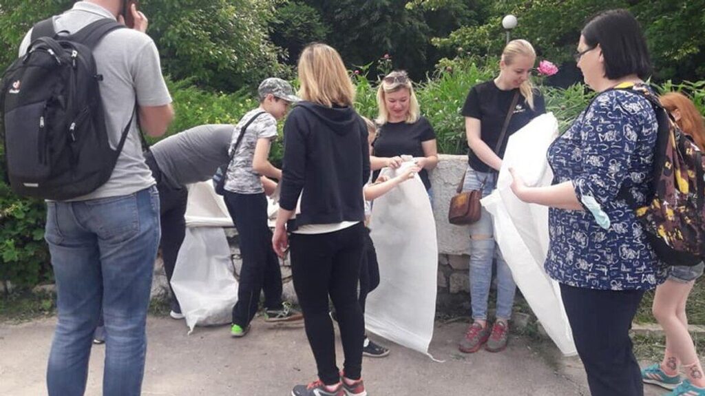 Вінничани зібрали майже 20 мішків сміття біля Вишенського озера