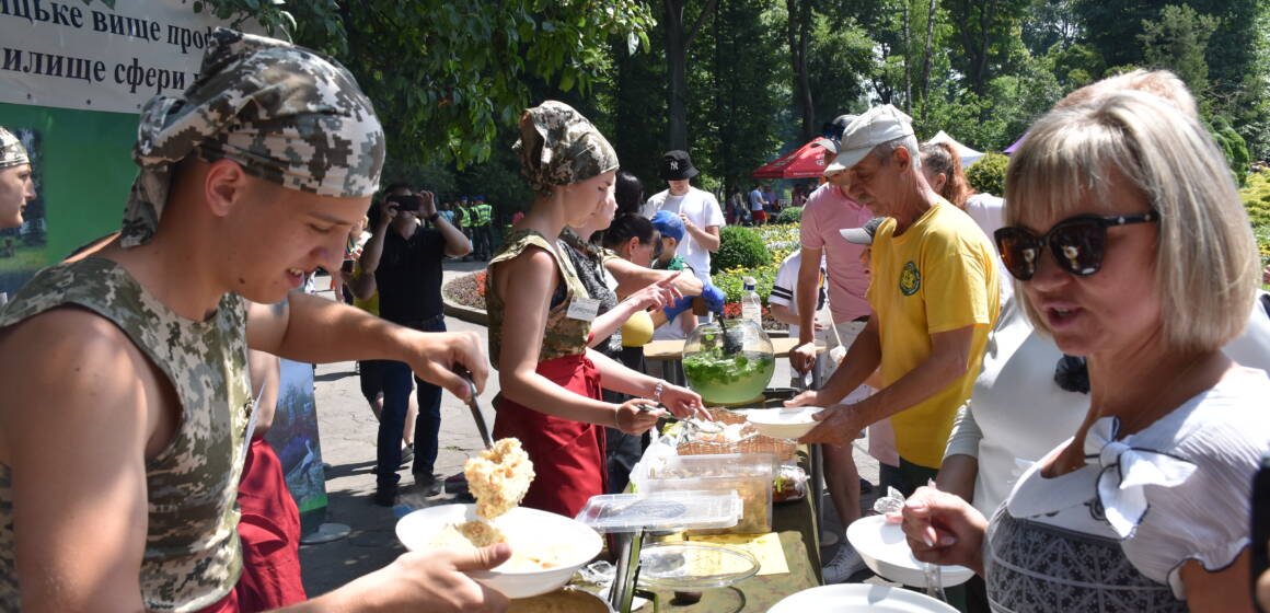 На фестивалі польвої кухні у Вінниці зібрали 45 000 гривень для українських військових