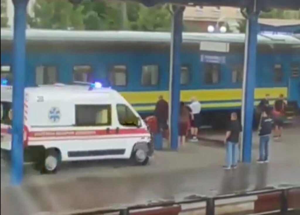 На вінницькому вокзалі чоловік впав під потяг