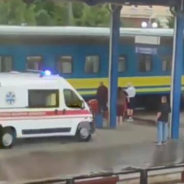 На вінницькому вокзалі чоловік впав під потяг