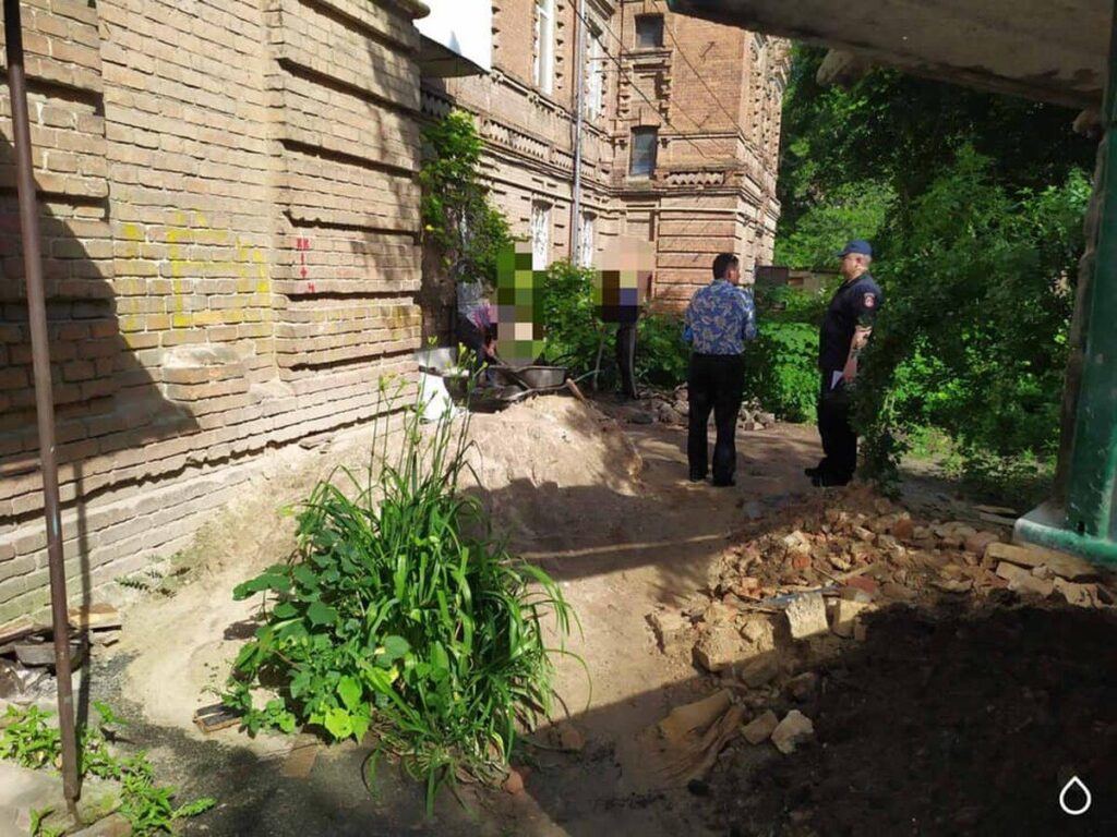 Вінничанин отримав три адмінипротоколи за сміття у дворі