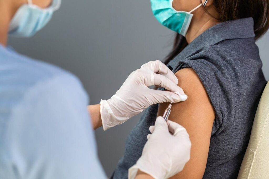 Протягом вихідних у Вінниці першу дозу вакцини отримало понад 1500 громадян