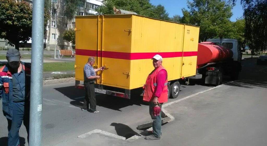 Іграшки, ковдри, стільці – що у Вінниці комунальники дістають із каналізацій