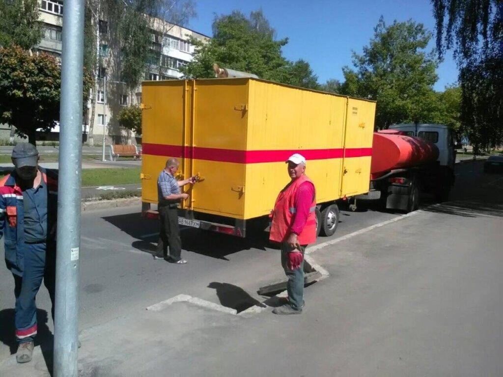 Іграшки, ковдри, стільці що у Вінниці комунальники дістають із каналізацій