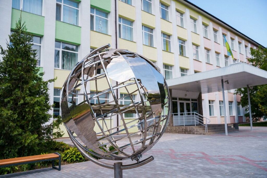 Біля школи №15 облаштували локацію Ми і планета Земля