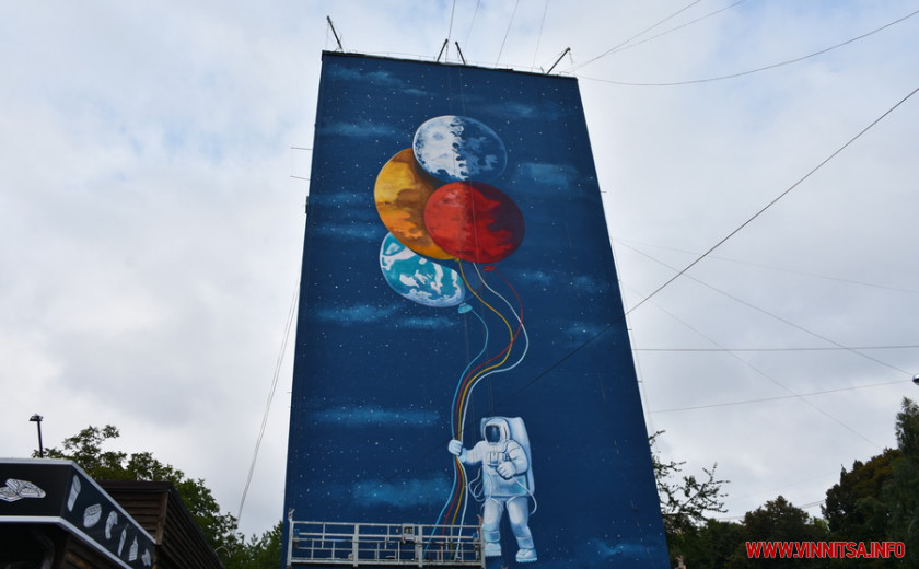 На проспекті Космонавтів у Вінниці з’явився новий мурал