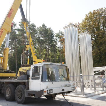 У медмістечку на Хмельницькому шосе монтують новий кисневий газифікатор