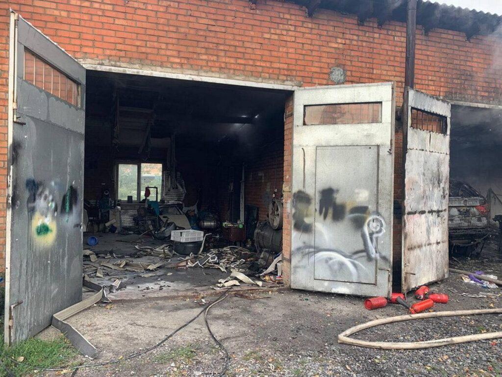 Внаслідок пожежі в одному з гаражних кооперативів Вінниці згоріло дві автівки. ВІДЕО