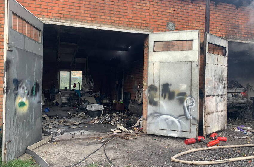 Внаслідок пожежі в одному з гаражних кооперативів Вінниці згоріло дві автівки. ВІДЕО
