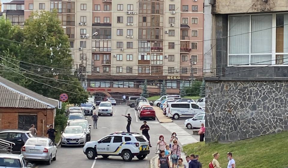 Швидка, пожежні та поліція: біля Вінницької міськради тривають навчання