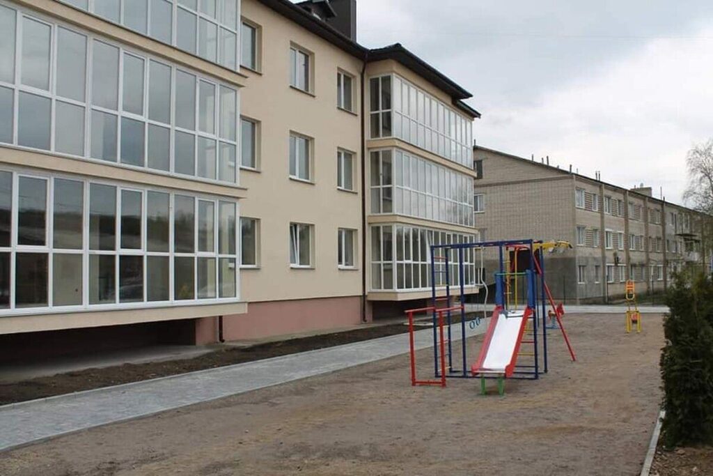 Десяток родин з Вінниччини отримали службове житло у новобудові
