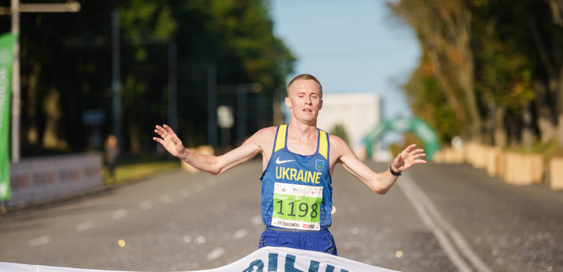 Маже 1000 спортсменів бігли напівмарафон у середмісті Вінниці