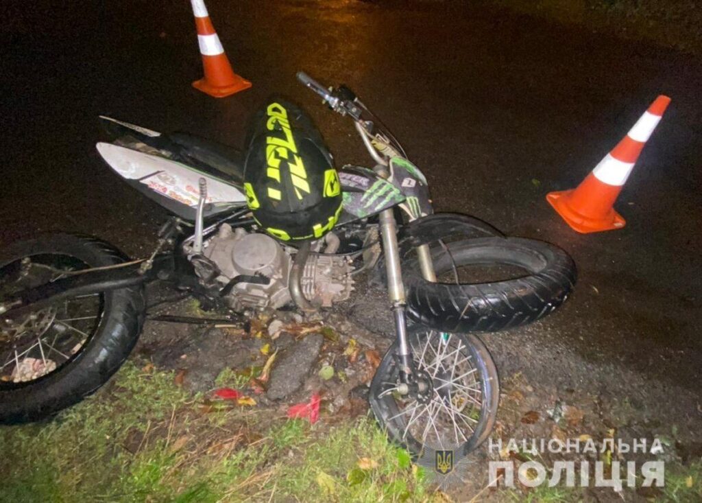 Підліток на мотоциклі заїхав у автівку