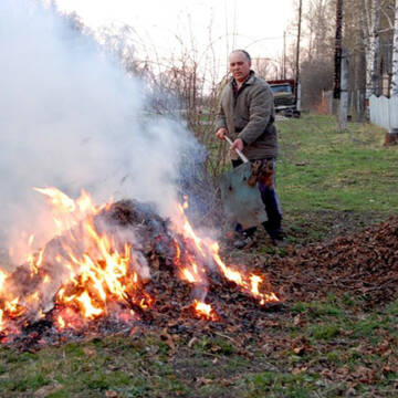 Жителям Вінниччини нагадали чому шкідливо спалювати листя