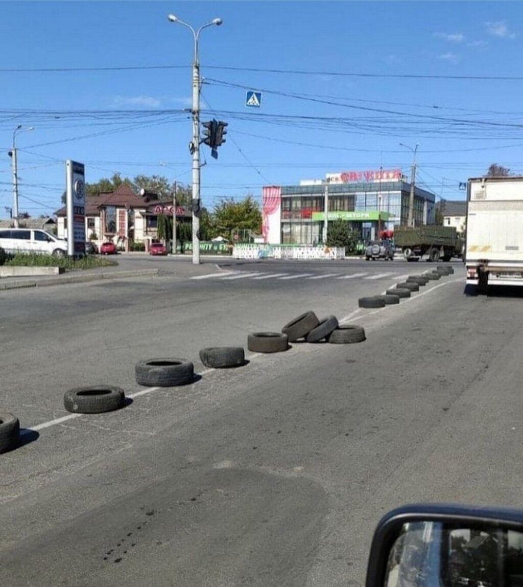 Невідомі розклали десятки автомобільних шин на дорозі у Вінниці