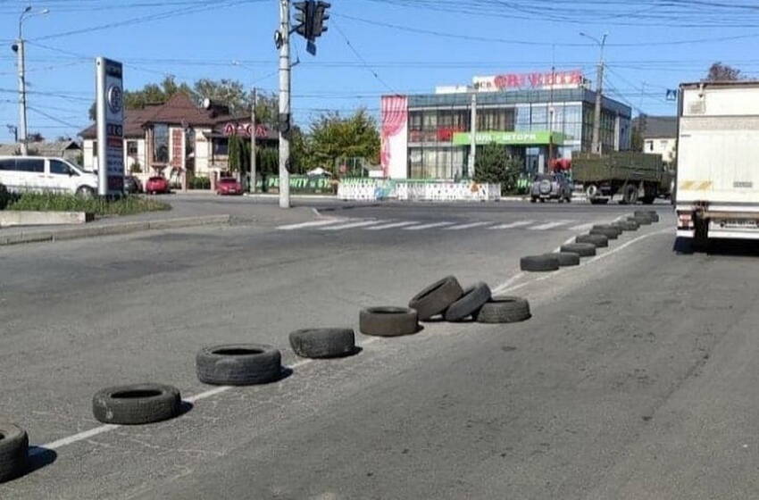 Невідомі розклали десятки автомобільних шин на дорозі у Вінниці