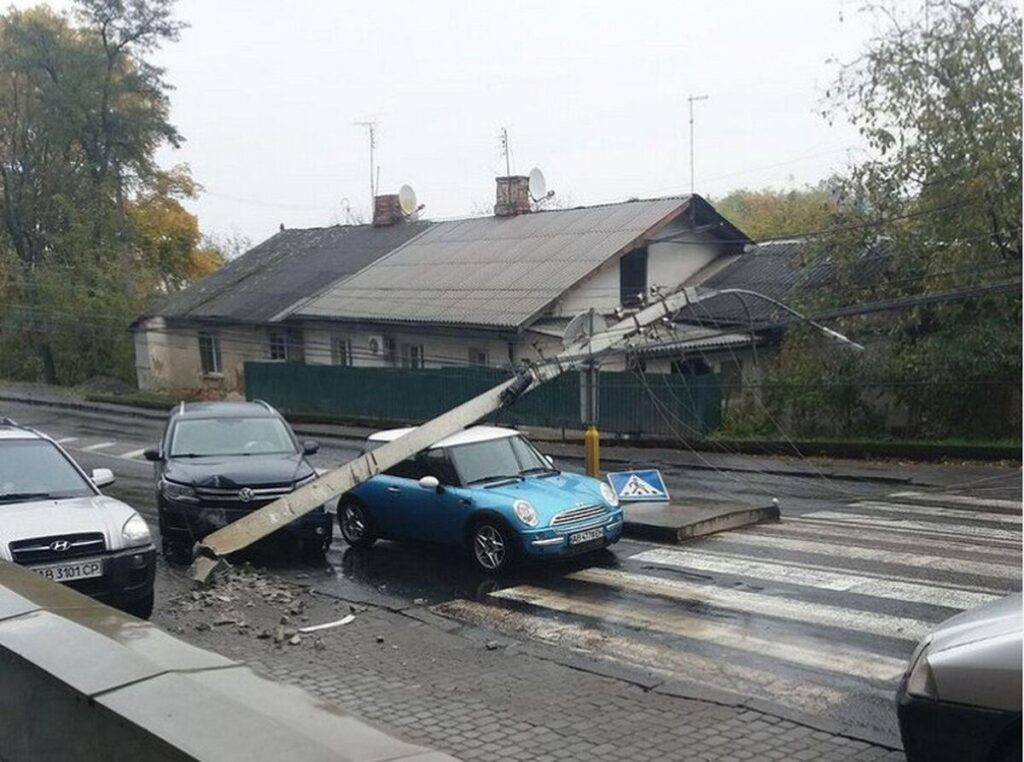 У Вінниці на автівку упала електроопора