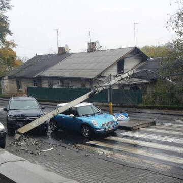 У Вінниці на автівку упала електроопора