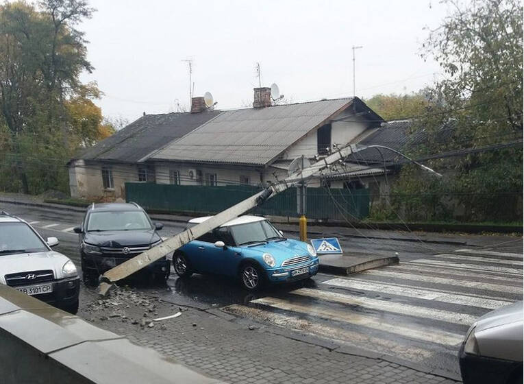 У Вінниці на автівку упала електроопора